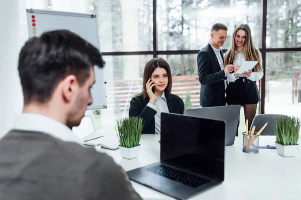 Uomini Affari Che Lavorano Ufficio Moderno — Foto Stock