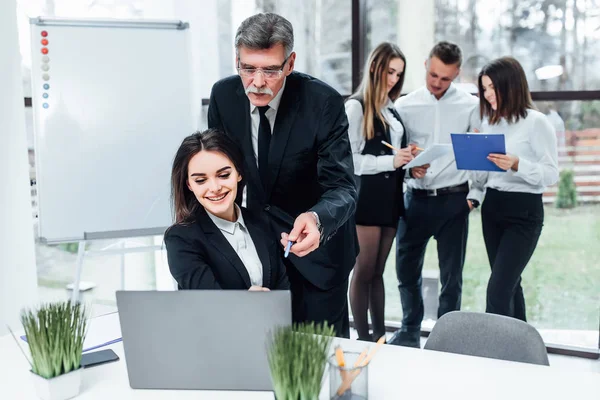 Uomini Affari Che Lavorano Ufficio Moderno — Foto Stock