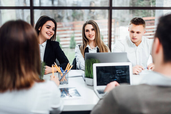 Бизнес-люди, работающие в современном офисе
