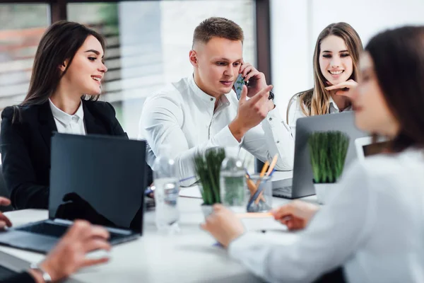 Bonito Homem Negócios Falando Telefone Com Equipe — Fotografia de Stock