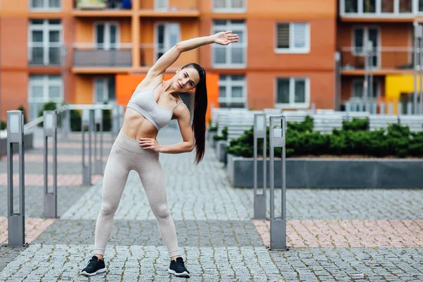 Красивая Молодая Женщина Делает Упражнения Открытом Воздухе Потрясающая Фитнес Тренировка — стоковое фото