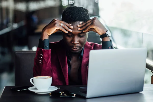 Confident Entrepreneur Reading Financial News Laptop Computer While Drinking Coffee — Stock Photo, Image