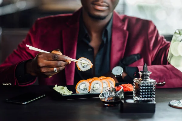 Cierra Foto Africano Hombre Americano Comiendo Sushi Reataurant — Foto de Stock