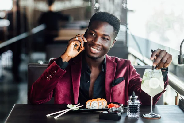 Menino Africano Atraente Tem Tempo Sushi Loja Caffe Terraço Restaurante — Fotografia de Stock