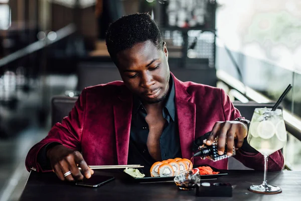 Africano Alegre Encaracolado Segurar Pauzinhos Sushi Comida Chinesa Peixe Restaurante — Fotografia de Stock