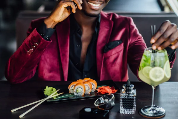 Feche Foto Homem Comer Sushi Com Pauzinhos Restaurante Beber Mojito — Fotografia de Stock