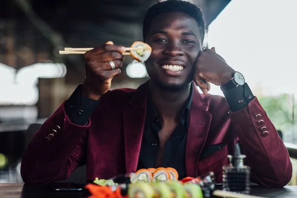 Bonito Macho Africano Com Prato Sushi Terraço Verão Feliz Homem — Fotografia de Stock