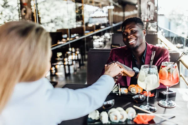 Pareja Romántica Cafetería Está Bebiendo Mojito Con Sushi Disfrutando Estar — Foto de Stock