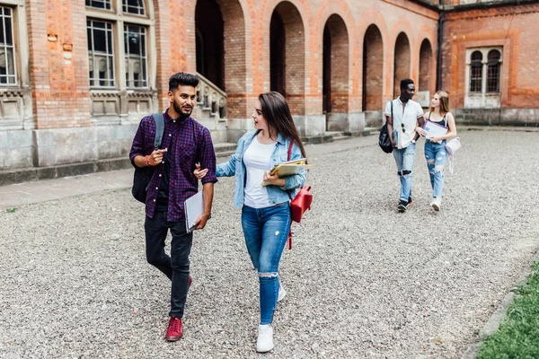 Tiempo Libre Los Estudiantes Ritmo Vida Del Campus Soltero Cuatro — Foto de Stock