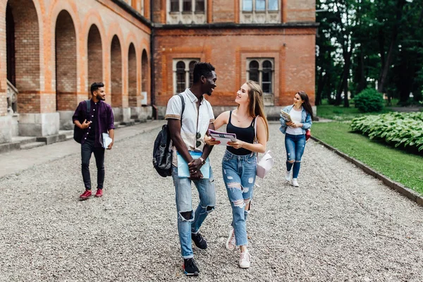 Két Csinos Hallgatók Járni Főiskolai Campus Élet Ritmusát Négy Boldog — Stock Fotó