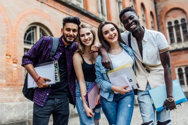 Porträtt Tre Lyckliga Gymnasieelever Går Till Klassen Efter Lektionen Utomhus — Stockfoto