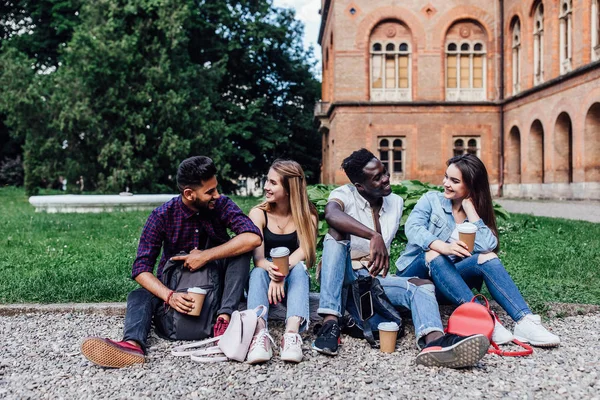 Después Clases Los Estudiantes Están Sentados Césped Cerca Universidad Beber — Foto de Stock