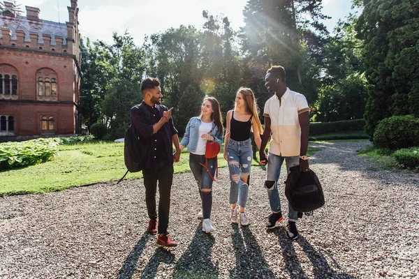 Encontro Quatro Amigos Estudantes Universitários Caminhando Juntos Livre Grupo Jovens — Fotografia de Stock