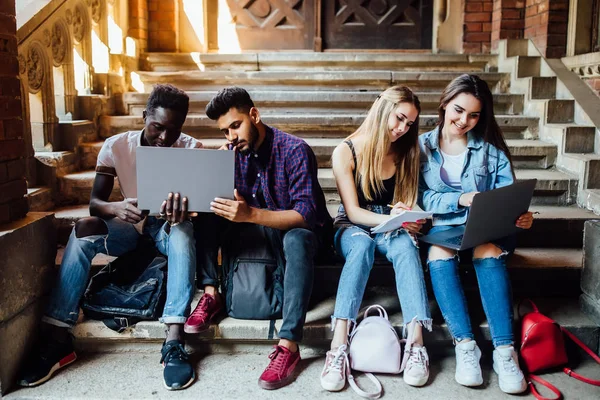 Emotionele Tiener Studenten Kijken Opgewonden Laptop Zittend Buiten Campus Trappen — Stockfoto
