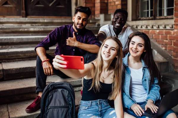 Ung Blond Kvinna Gör Selfie Med Sina Vänner Studenter Medan — Stockfoto