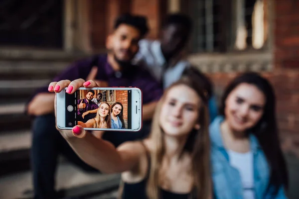 Focus Witte Telefoon Gelukkige Blonde Vrouw Die Selfie Maakt Met — Stockfoto