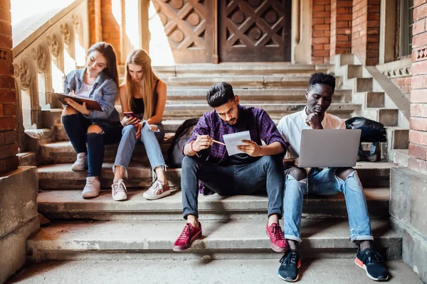 Multi Etnische Groep Van Lachende Studenten Zitten Samen Houden Boeken — Stockfoto