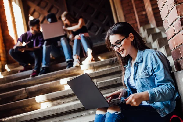 Jovem Mulher Usando Laptop Nos Passos Campus Estudantes Felizes — Fotografia de Stock