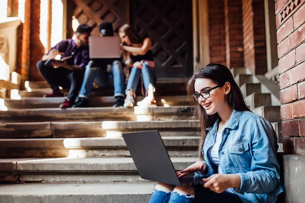 College Meisje Werken Met Laptop Lessen Rust Onderwijs Relax Concept — Stockfoto