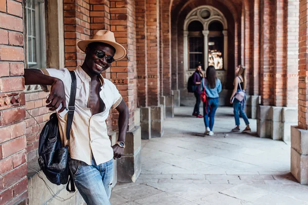 Jovens Estudantes Bonitos Estão Descansando Salão Universidade Homem Americano Está — Fotografia de Stock