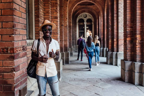 Está Bem Estudantes Muito Jovens Estão Descansando Sala Universidade Homem — Fotografia de Stock