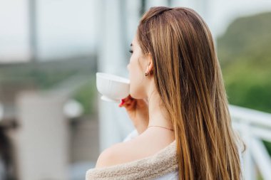 Arka nın fotoğrafı. Çay veya kahve fincanı ile erken sabah.