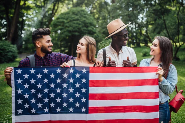 Šťastní Čtyři Studenti Relaxují Přírodě Americkou Vlajkou Slaví Červenec Den — Stock fotografie