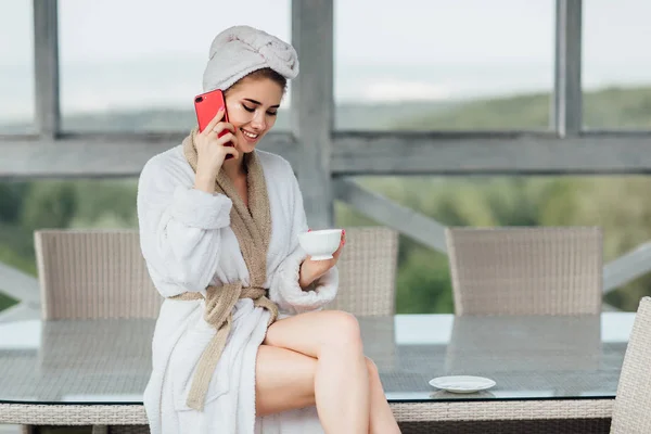 Nádherné Ráno Krásná Žena Vstát Dát Kávu Letní Terase Telefonu — Stock fotografie