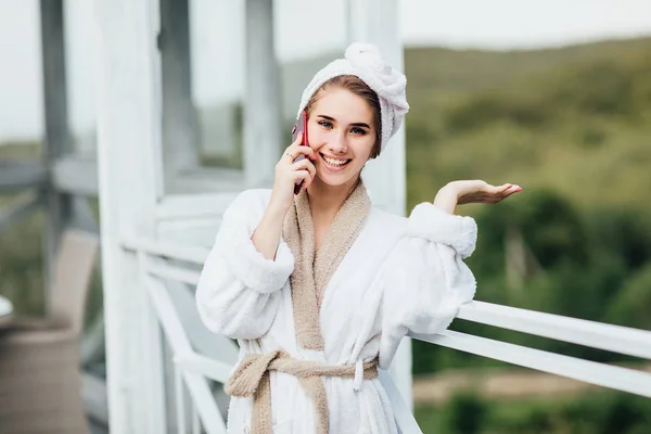 Rano Tarasie Hotelu Góry Kobieta Mówiąca Przez Telefon Ładną Twarz — Zdjęcie stockowe
