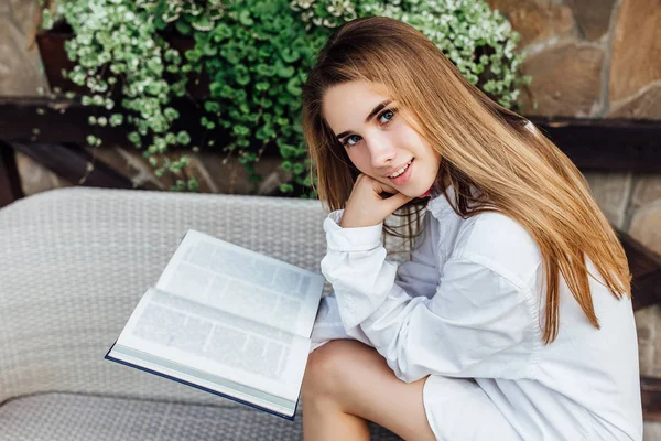 Morgon Koncept Vacker Vacker Kvinna Läser Intressant Bok När Sitter — Stockfoto