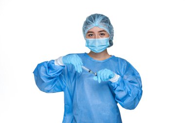 Covid-19 Coronavirus Aşısı bulundu. Bir kadın araştırmacı SARS tedavisi için bir enjeksiyon yapıyor..