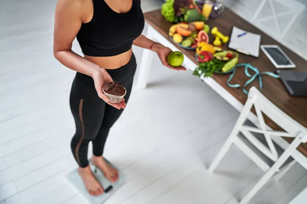 Primer Plano Una Mujer Apartamento Que Pesa Equilibra Entre Pastel — Foto de Stock