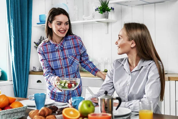 Due Belle Ragazze Che Fanno Colazione Casa Cucina Sorridono — Foto Stock