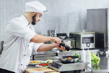 Şef taze somon balığı, smorgu alabalığı, üzerine tuz serpiştiriyor. Buz havada donuyor. Balık yemi pişirmeye hazırlanıyorum. Somon bifteği.