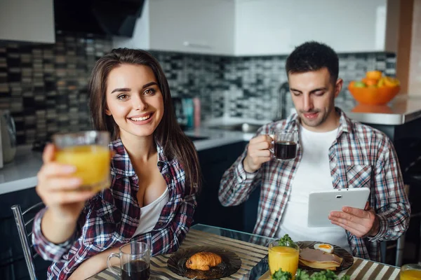 Mariage Couple Homme Femme Prendre Petit Déjeuner Ensemble Matin Cuisine — Photo