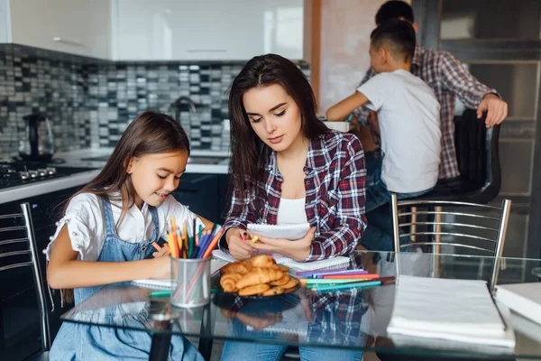 Mama Schaut Etwas Auf Dem Laptop Während Sie Hause Der — Stockfoto