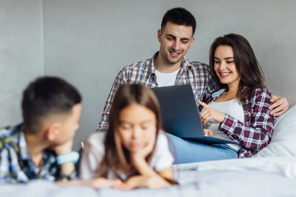 Zwei Glückliche Eltern Schlafzimmer Liegend Und Mit Laptop Wochenendzeit Mit — Stockfoto