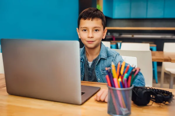 Niño Niño Usando Internet Chico Concentrado Con Portátil Casa —  Fotos de Stock