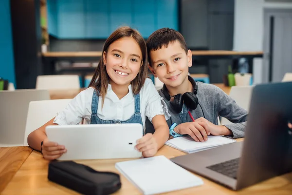 Zwei Glückliche Kleine Freunde Schreiben Hausaufgaben Mit Intelligentem Digitalem Tablet — Stockfoto