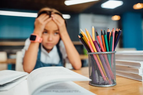 Feche Foto Retrato Menina Infeliz Crianças Cansadas Após Lição Sala — Fotografia de Stock