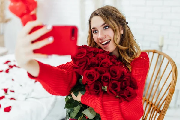 Χαρούμενη Νεαρή Γυναίκα Που Παίρνει Selfie Για Smarthone Κρατώντας Μπουκέτο — Φωτογραφία Αρχείου