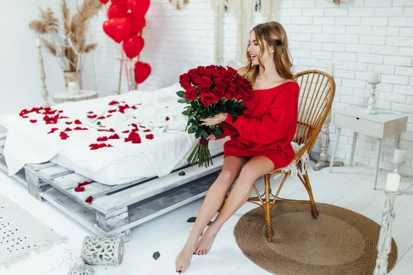 Chica Feliz Sosteniendo Ramo Rosas Rojas Sentado Silla Casa — Foto de Stock