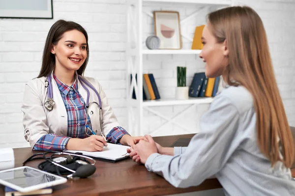 Ung Kvinna Kom Till Ett Familjeläkarmöte Ett Privat Modernt Sjukhus — Stockfoto