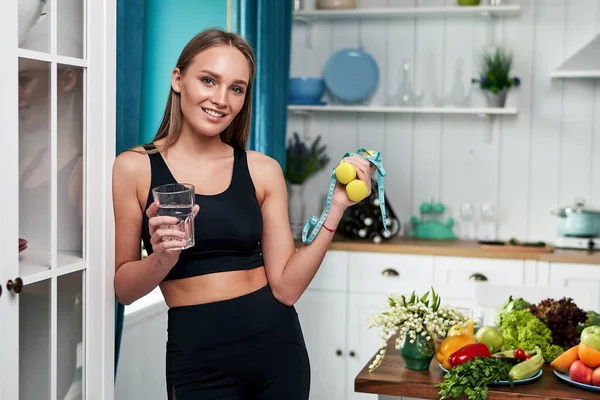 Deportiva Hermosa Mujer Pie Casa Cocina Con Vaso Agua Mano — Foto de Stock