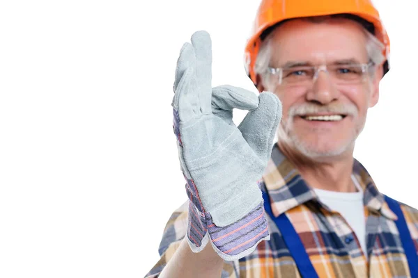 一个戴着头盔和手套的老男性建筑工人看着摄像机的照片 可以在白墙背景 建筑概念上签名 — 图库照片