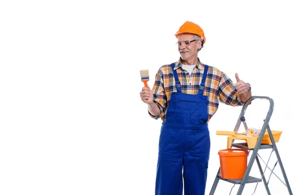 Construtor Profissional Homem Sênior Macacão Capacete Pronto Para Pintar Parede — Fotografia de Stock