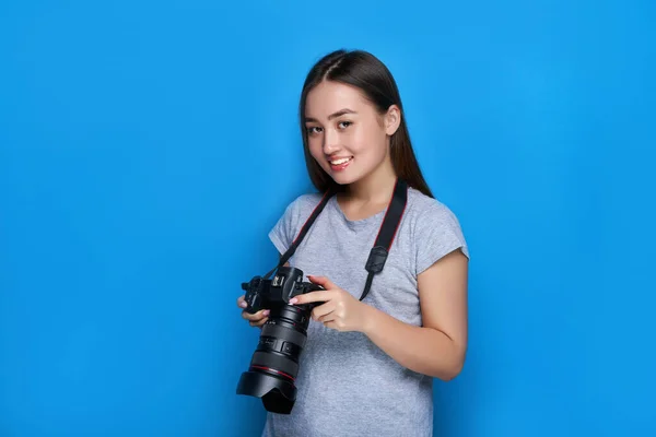 Jong Mooi Aziatisch Fotograaf Houden Haar Handen Een Professionele Dslr — Stockfoto