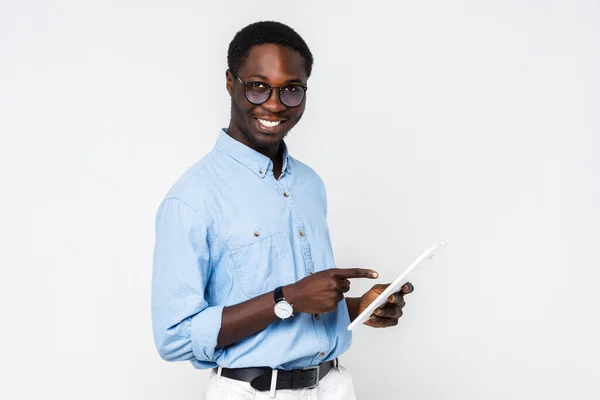 Sorrindo Bonito Homem Africano Óculos Detém Tablet Olhando Para Câmera — Fotografia de Stock