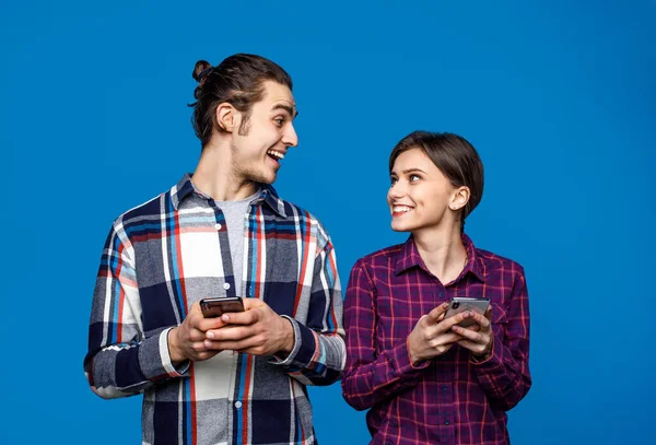 Linda Pareja Con Camisetas Casuales Pie Aislado Sobre Fondo Azul —  Fotos de Stock