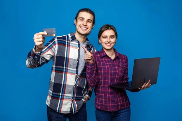 Retrato Dos Jóvenes Felices Sosteniendo Ordenador Portátil Con Tarjeta Crédito —  Fotos de Stock
